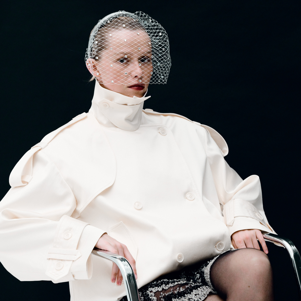 Вуаль серебристая с белыми камнями