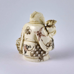 Нэцкэ Рыбак с корзиной священного карпа и мешочком риса