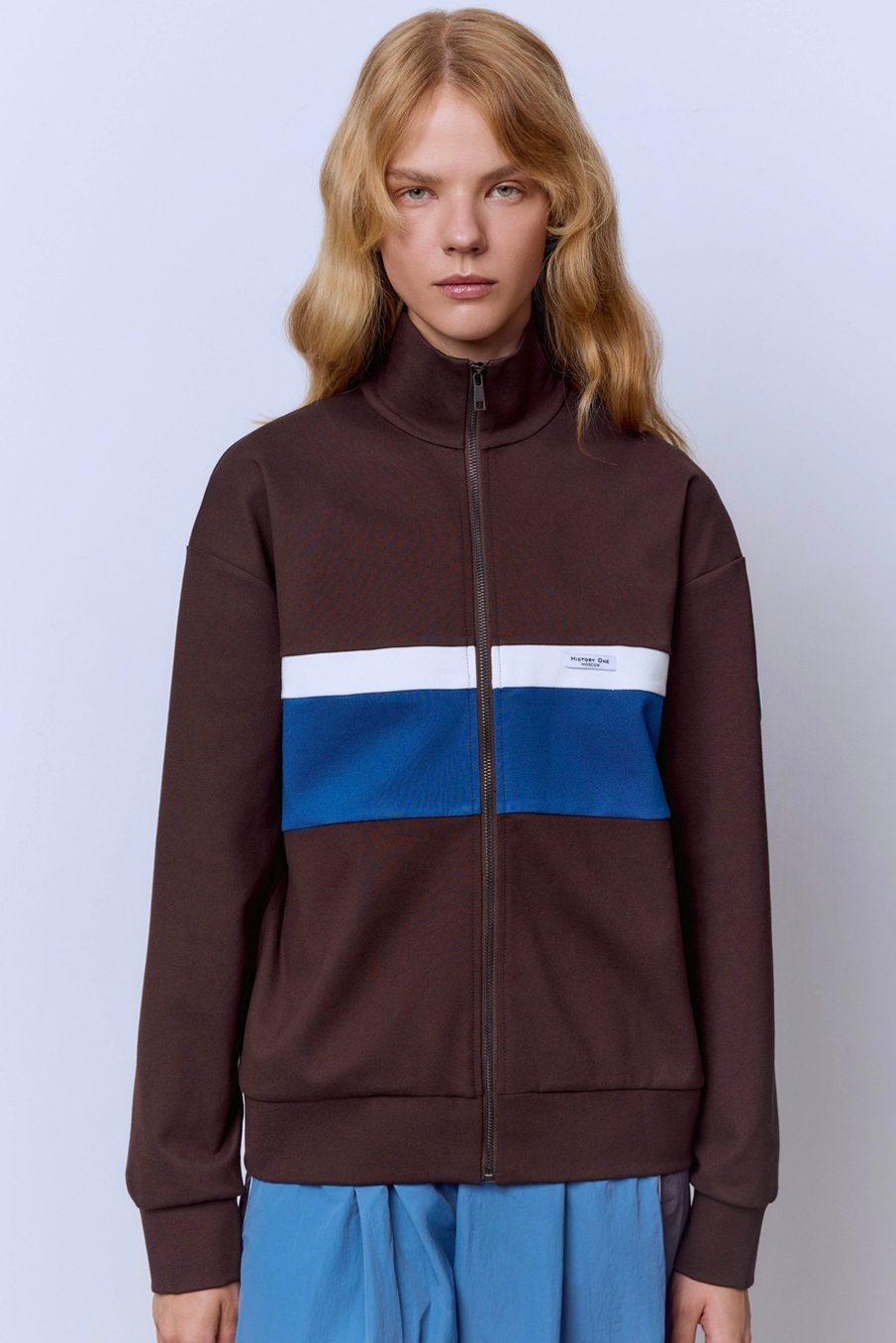 Толстовка на молнии с контрастными вставками