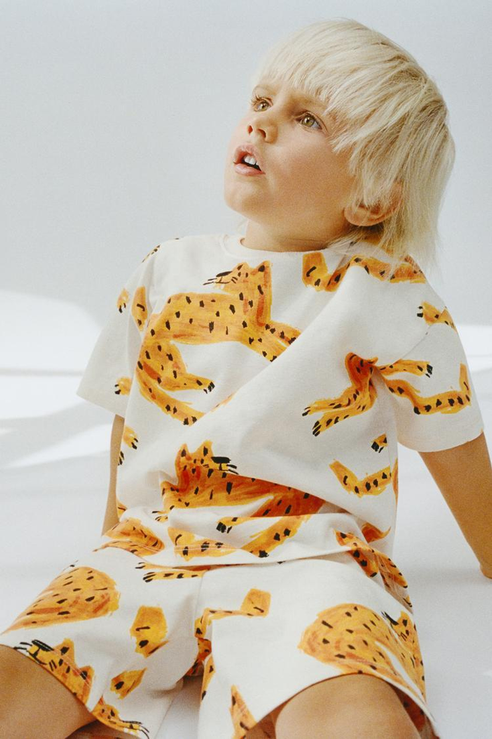 ZARA КОМПЛЕКТ ИЗ ФУТБОЛКИ И ШОРТОВ С ПРИНТОМ, ЭКРЮ