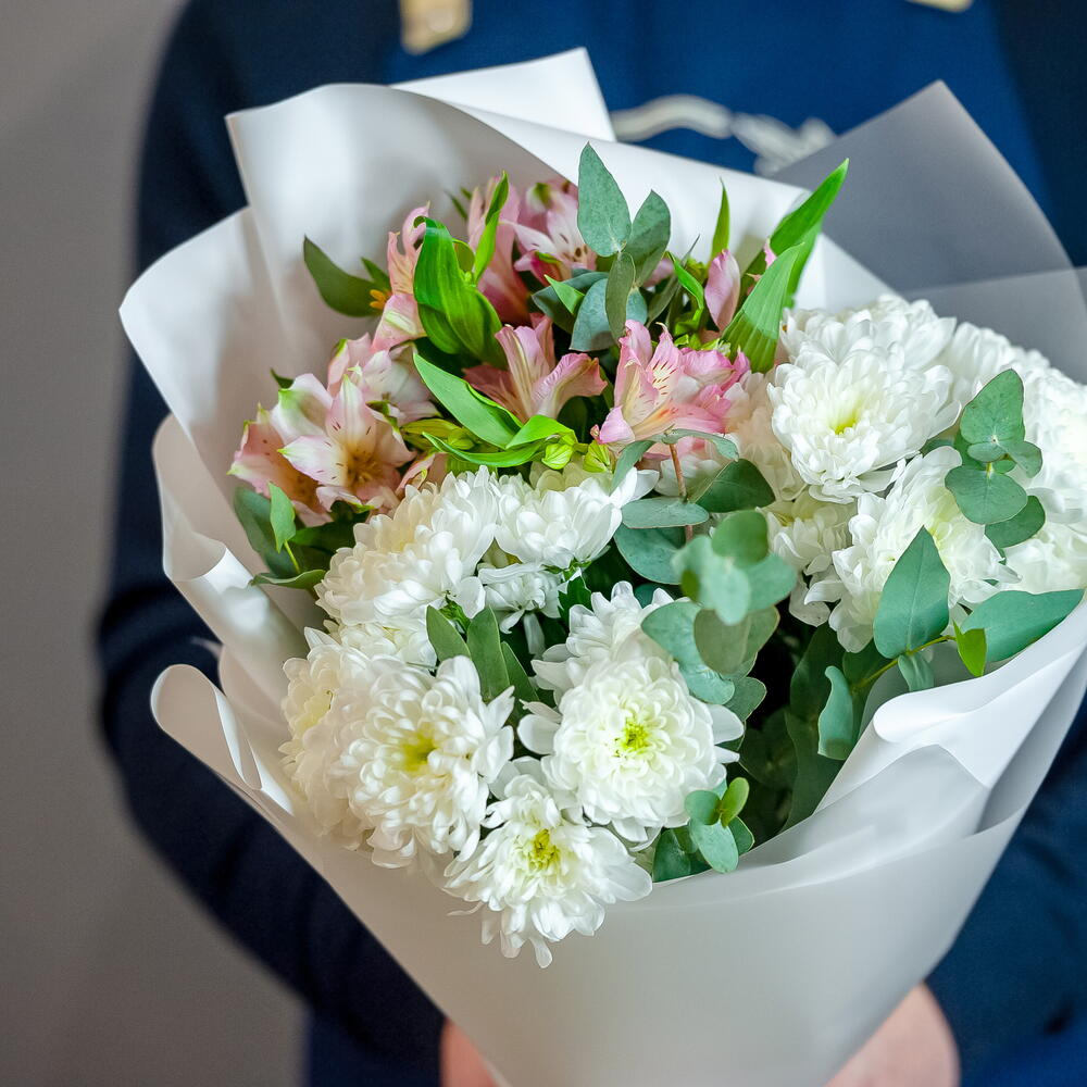 Нежный букет кустовая хризантема, розовая альстромерия и эвкалипт