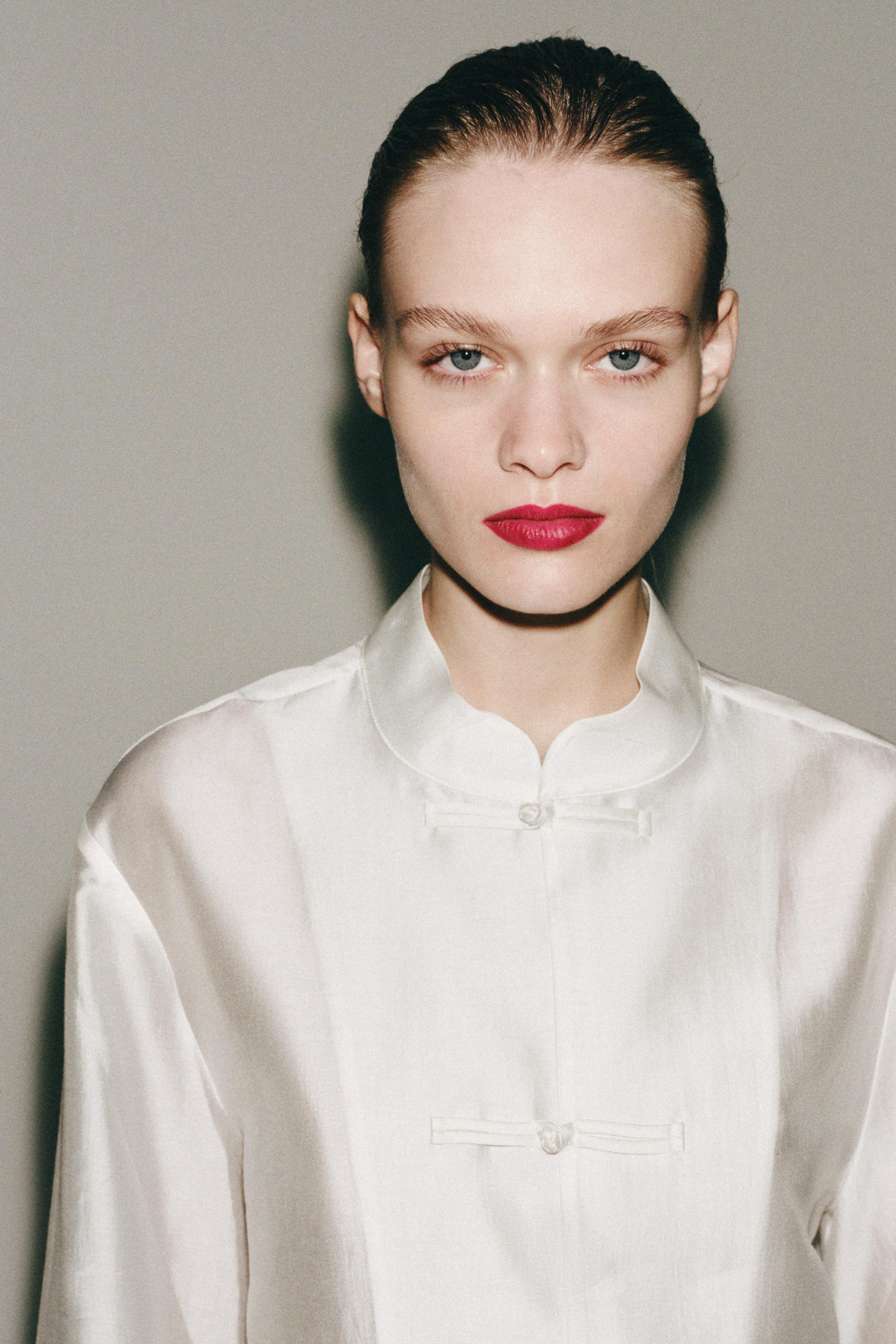 ZARA АТЛАСНАЯ РУБАШКА С ЗАСТЕЖКОЙ НА ПЕТЛИ ZW COLLECTION, БЕЛЫЙ