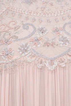 Нежно-розовое вечернее платье с вышивкой