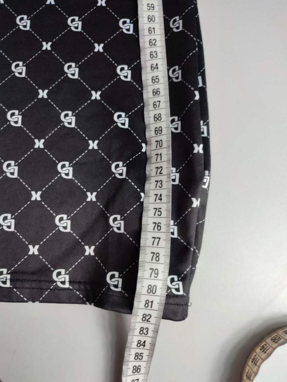 Платье H&M с монограммами по фигуре 40 размер