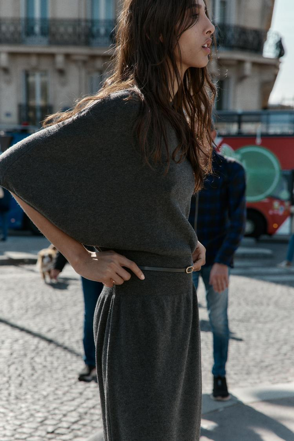 ZARA ТРИКОТАЖНОЕ ПЛАТЬЕ МИДИ С ПОЯСОМ, ТЕМНО-СЕРЫЙ