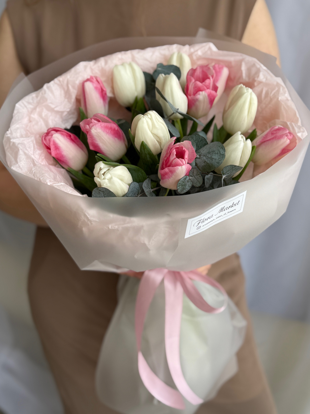Весеннее сочетание белых, розовых тюльпанов и эвкалипта в объемном оформлении от Флора Маркет