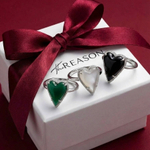 Кольцо Amor с ониксом и белыми топазами