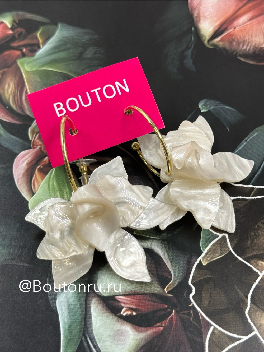 Серьги полукольца золотистые с белыми (перламутровыми) цветами