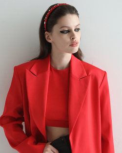 Тонкий ободок из красного шелка с серебристыми клепками