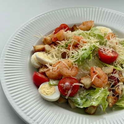 Салат цезарь с креветками