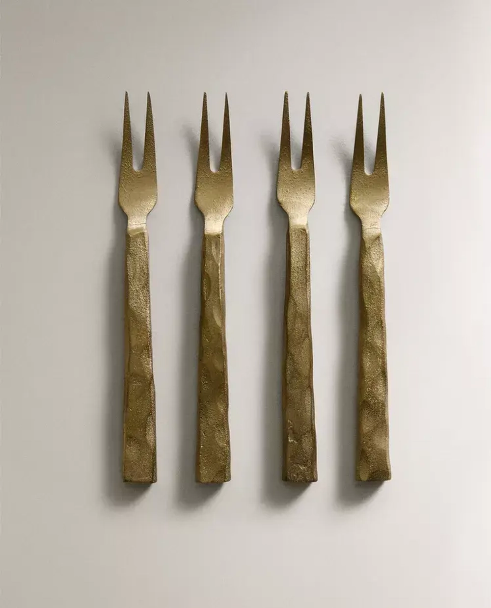 ZARA HOME НАБОР ДЕСЕРТНЫХ ВИЛОК С ЧЕКАНКОЙ (4 ШТ.), ЗОЛОТОЙ