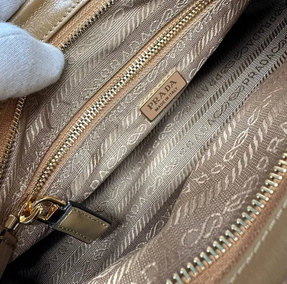 Кожаная средняя сумка Prada Bonnie, коричневый