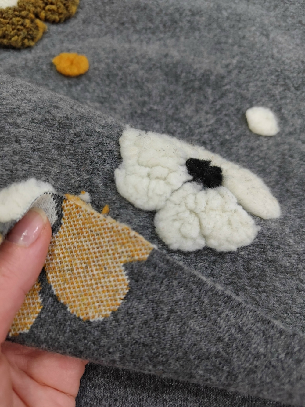 Альпака с объемным рисунком/ На сером олик/бел/серые цветы