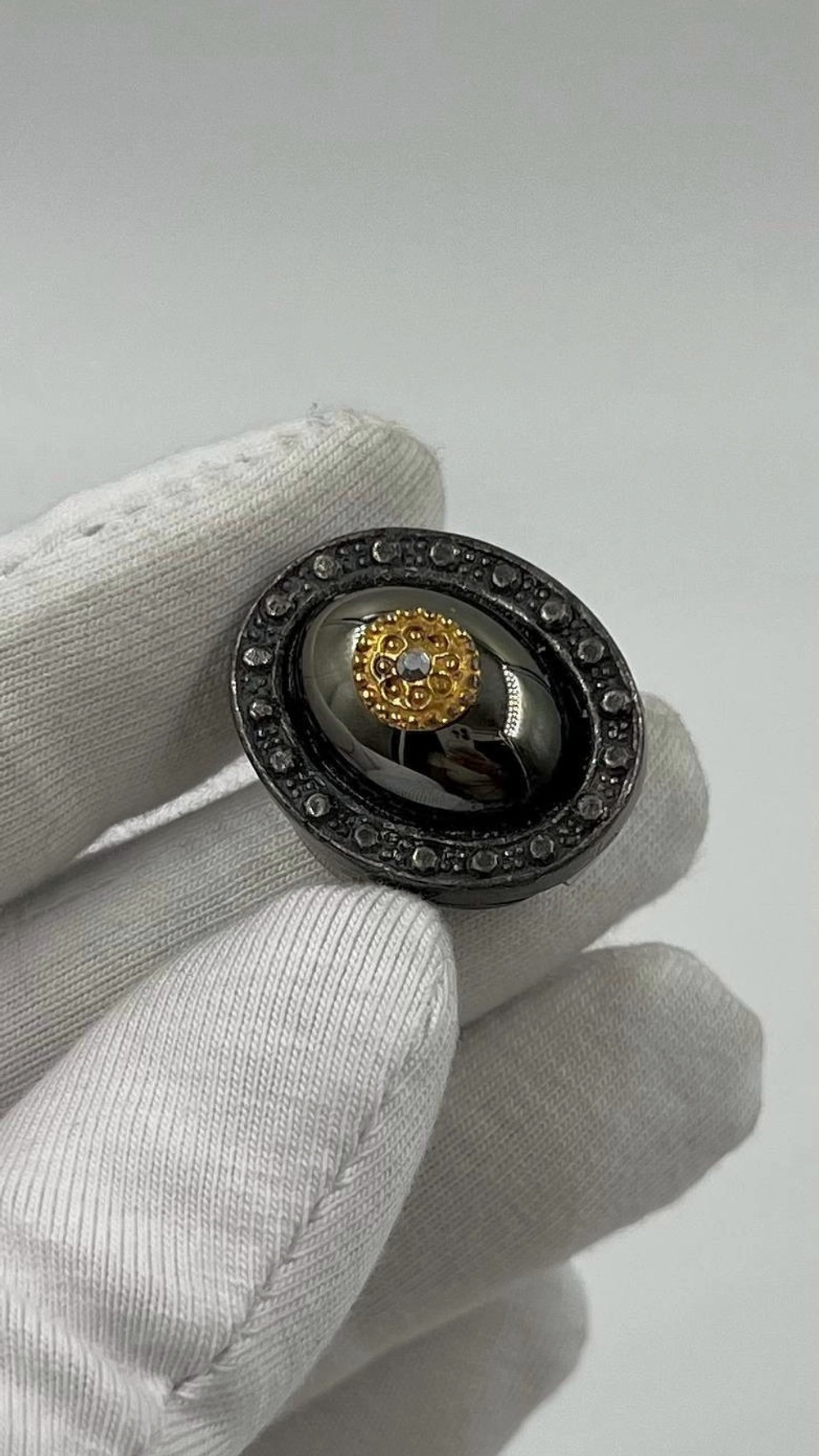 Накладка на пуговицу с чёрной вставкой