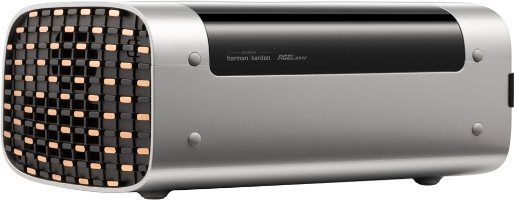 Проектор M10 с аудиосистемой harman/kardon – вид сзади слева, подчеркивающий бренд премиального звука.