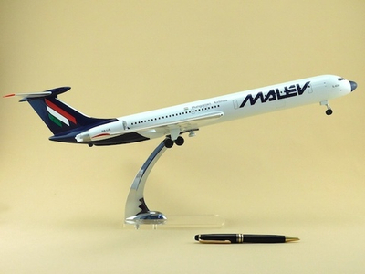 Модель самолета Ил-62М (М1:100, Malev, с шасси)