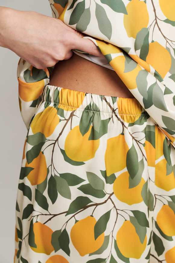 Шелковые шорты с кантом и лимонами