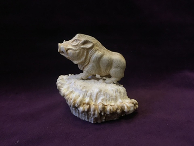 Миниатюра "Кабан". Резная кость, рог лося.