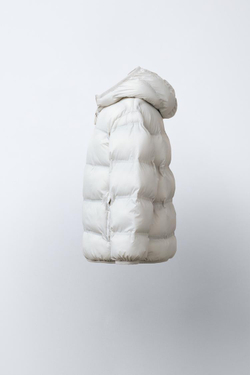 ZARA УЛЬТРАЛЕГКАЯ СТЕГАНАЯ КУРТКА С КАПЮШОНОМ, ЦВЕТ ЛЬДА