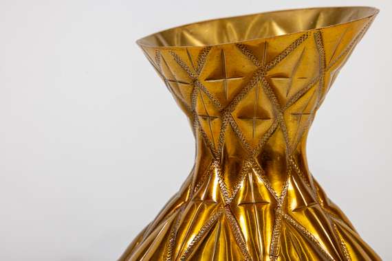 Ваза металлическая золотая