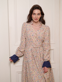 Платье с воротником стойкой