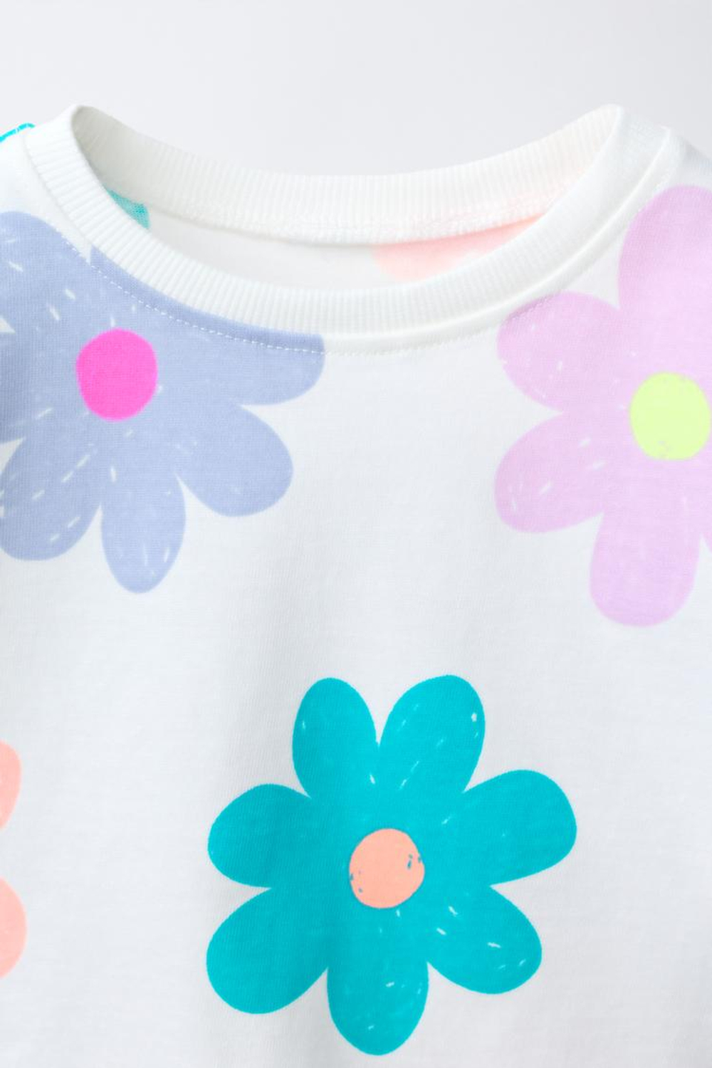 ZARA КОМПЛЕКТ ИЗ ФУТБОЛКИ И ШОРТОВ С ПРИНТОМ «КЛУБНИКА», СВЕТЛЫЙ ЭКРЮ