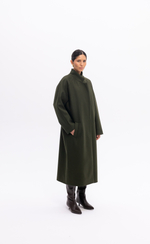 Темно-зеленое двубортное пальто