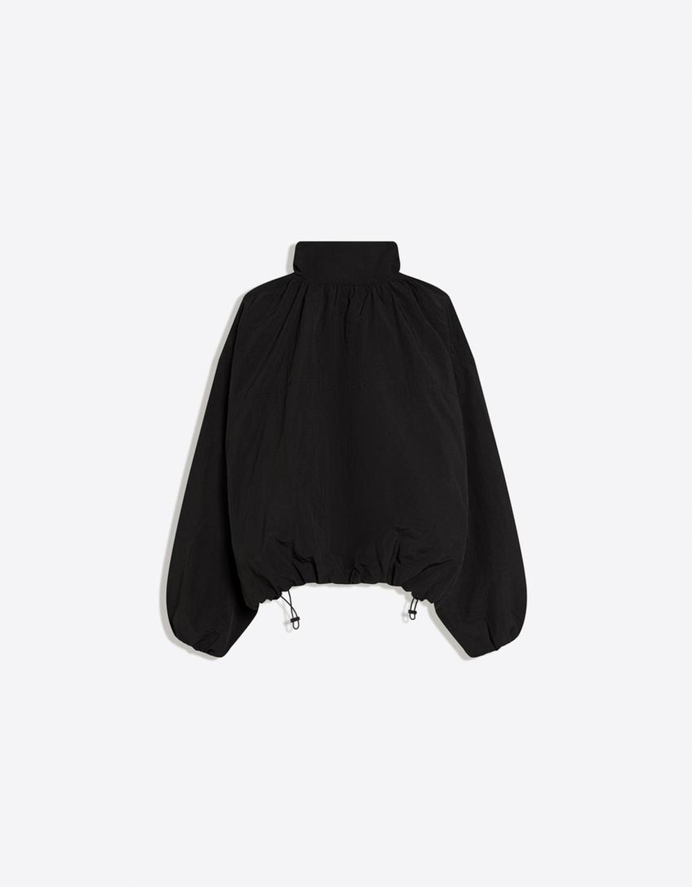 BERSHKA Объемная куртка, черный