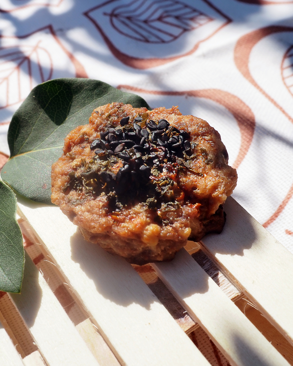 Медальоны куриные с кунжутом и сельдереем