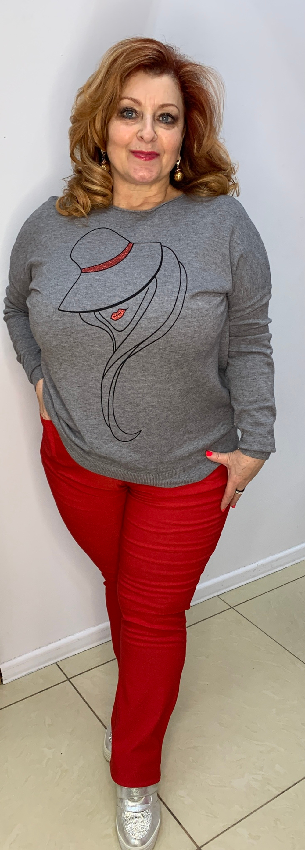 Джемпер с изображением модницы в шляпке