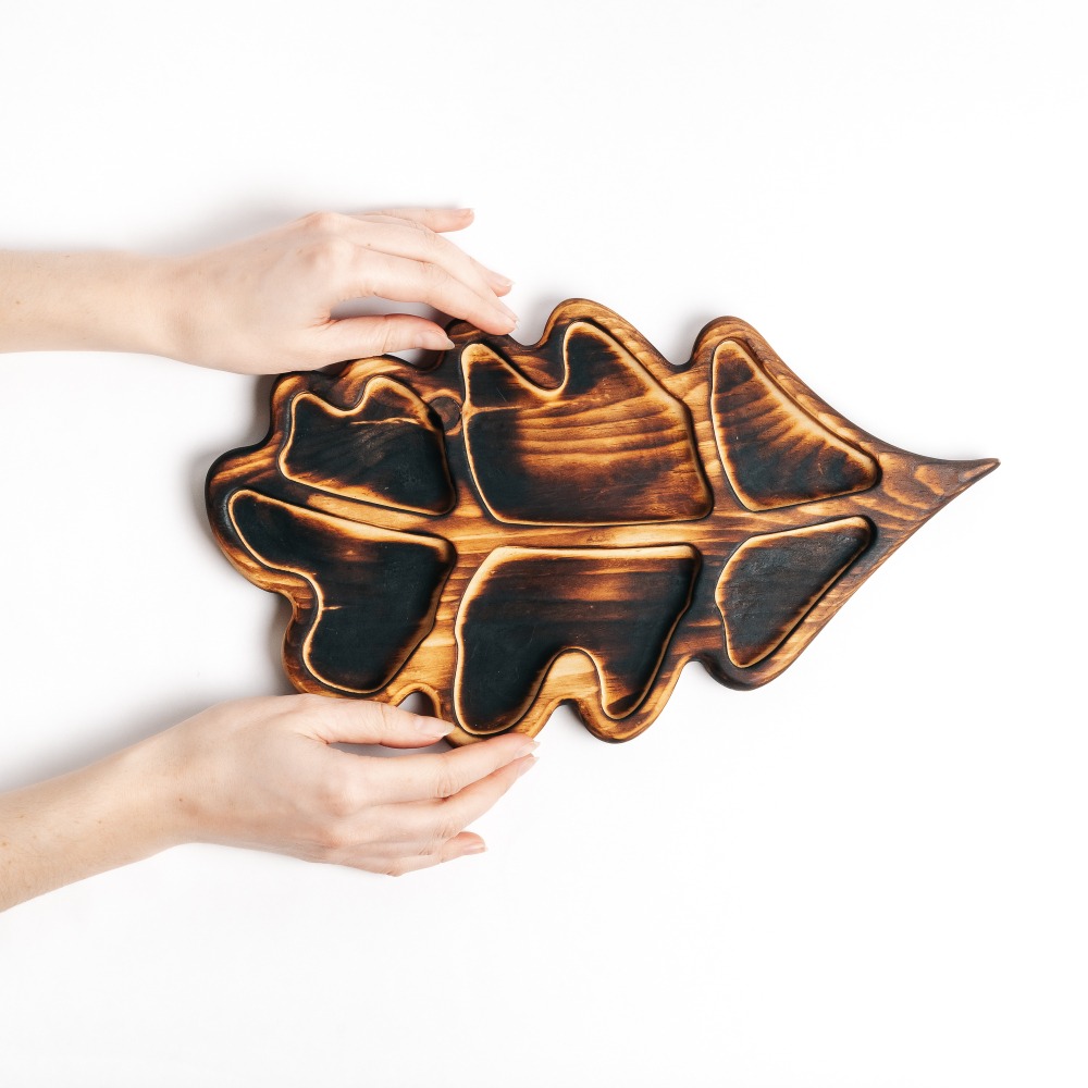 Деревянная менажница "дубовый лист" из кедра для подачи блюд и закусок. MG79