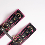 Черные кожаные оковы с розовой строчкой