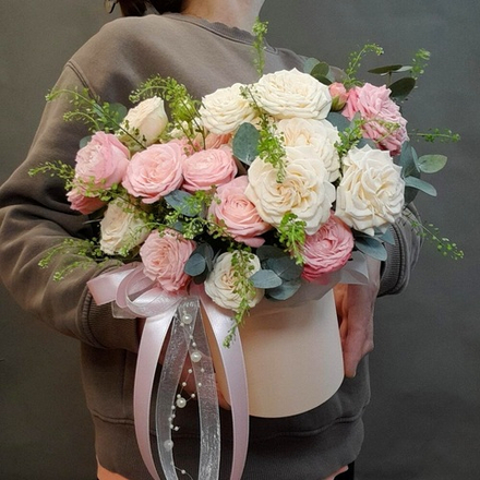 Композиция из пионовидных кустовых роз