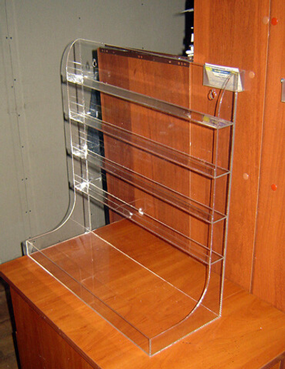 Стенд для лаков 4-х яр. с полкой под бутылочки 500х206х533 мм