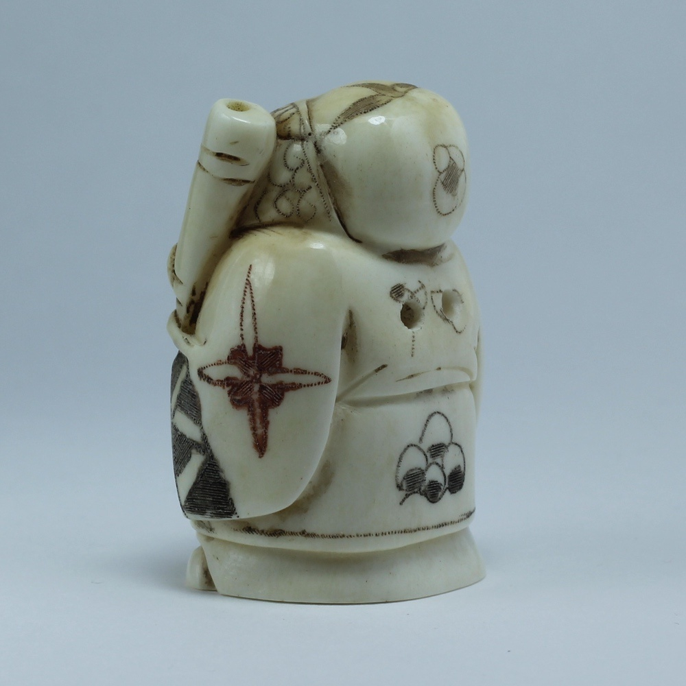 Нэцкэ Фукурокудзю с нунчаками