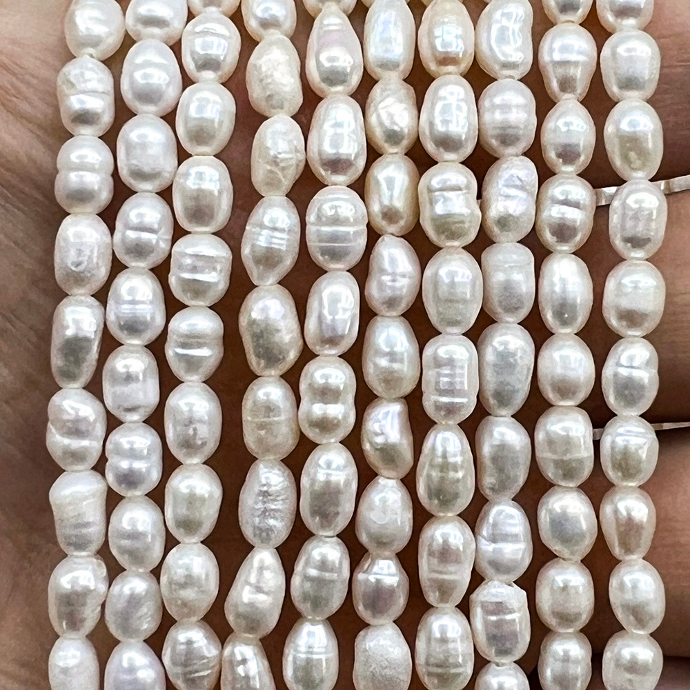 Жемчуг 2А речной бусины Рис 4-6 мм, на нитке 38 см