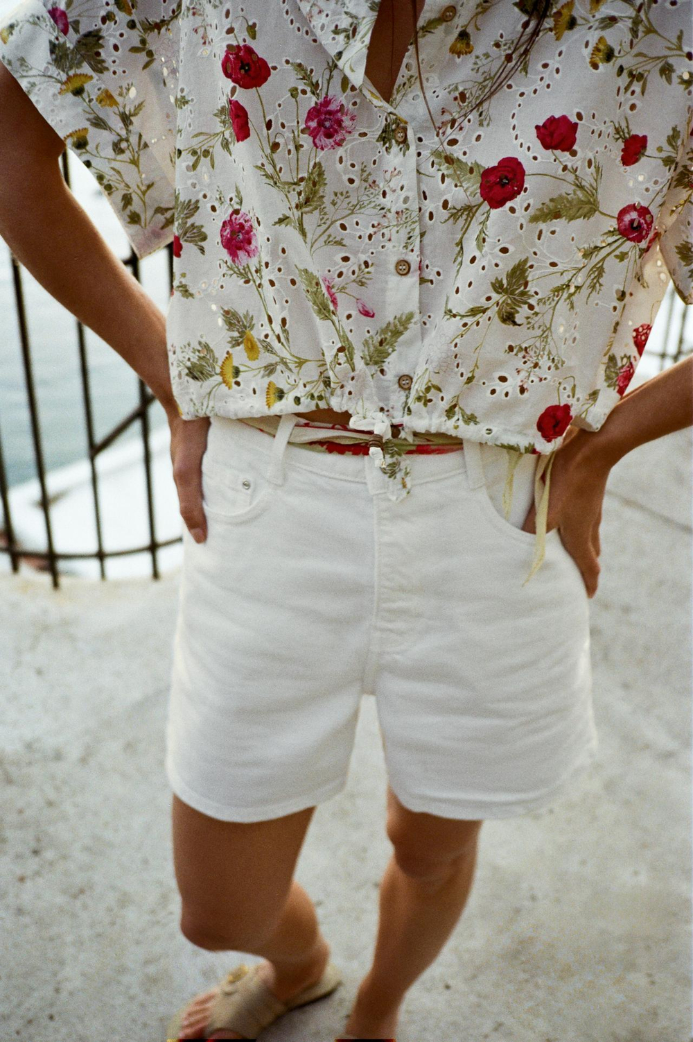 ZARA РУБАШКА ИЗ ТКАНИ С ПРИНТОМ С АЖУРНОЙ ВЫШИВКОЙ, ЭКРЮ/КРАСНЫЙ