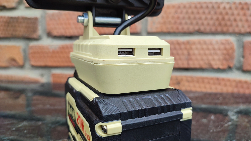 Светодиодный фонарь прожектор Feng Bao