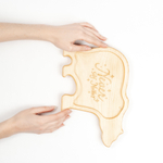 Деревянная менажница "Медведь" из кедра для подачи блюд и закусок с гравировкой "Never say Never"