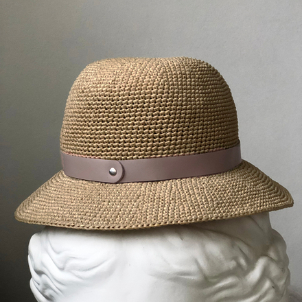 шляпная лента из кожи серо-розовая с одной кнопкой