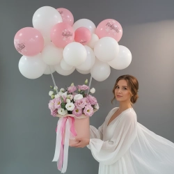 Шляпная коробка с эустомой и воздушными шарами.