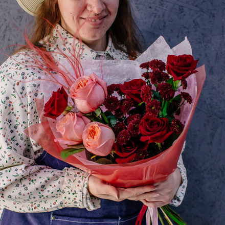 84. Яркий эффектный букет с пионовидными и классическими розами