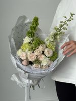 Букет сборный из кустовых пионовидных роз, диантусов, амми, дельфиниума и вибурнума