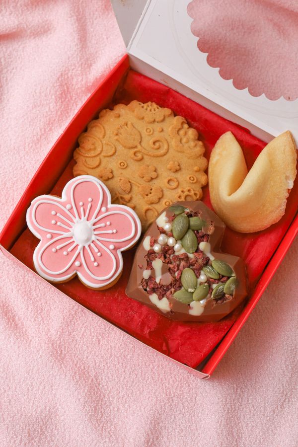 Пряник цветок с логотипом на заказ