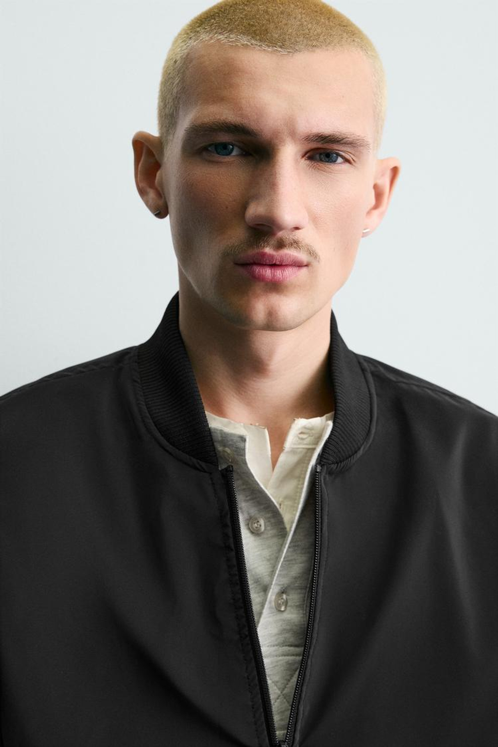 ZARA БОМБЕР ИЗ ВЫСОКОТЕХНОЛОГИЧНОЙ ТКАНИ, ЧЕРНЫЙ