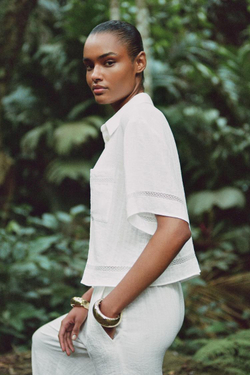 ZARA РУБАШКА С КОРОТКИМИ РУКАВАМИ И ДЕКОРАТИВНОЙ СТРОЧКОЙ, ЖЕЛТОВАТО-БЕЛЫЙ