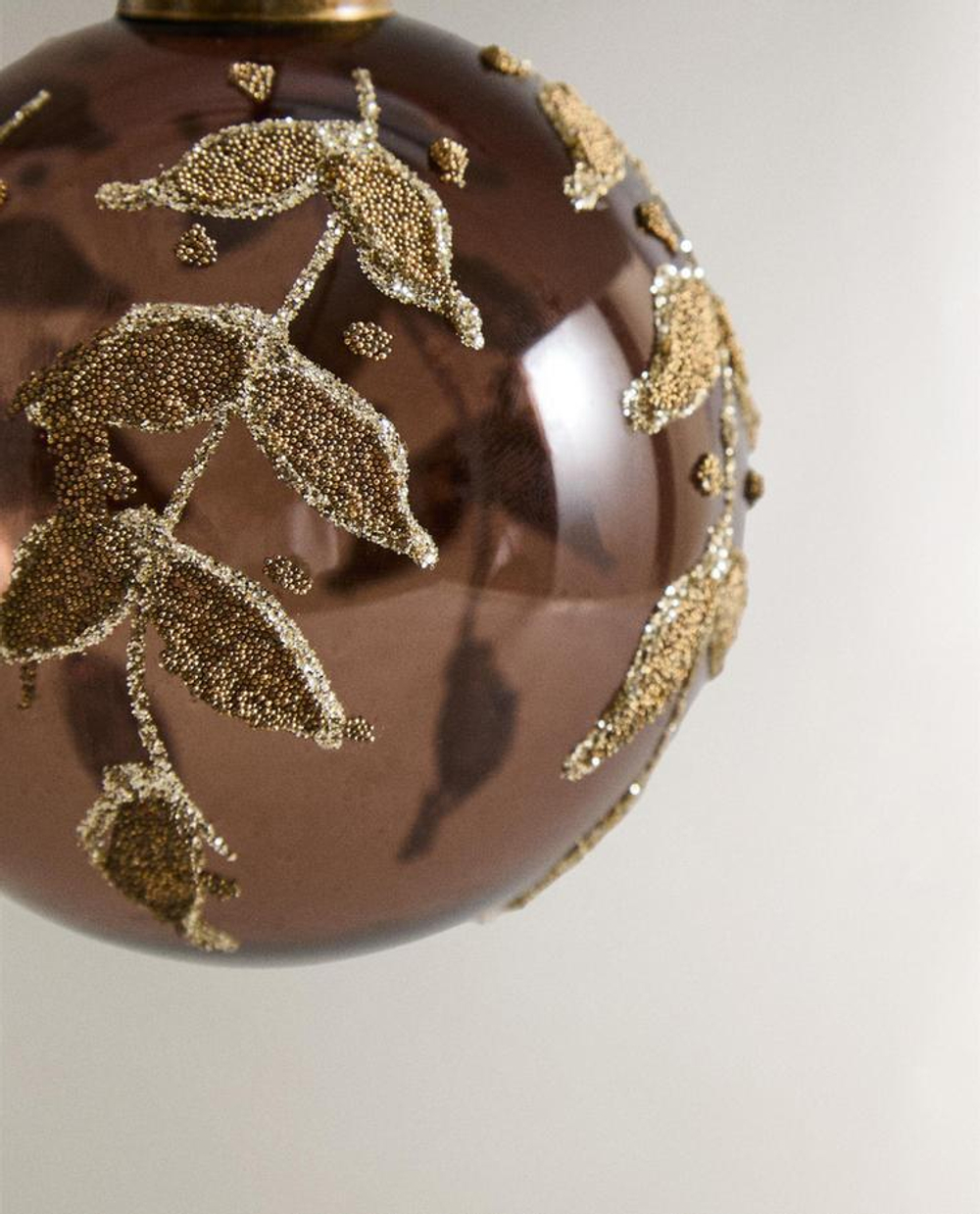 ZARA HOME ЕЛОЧНЫЙ ШАР ИЗ СТЕКЛА С УЗОРОМ «ЛИСТЬЯ», КОРИЧНЕВЫЙ