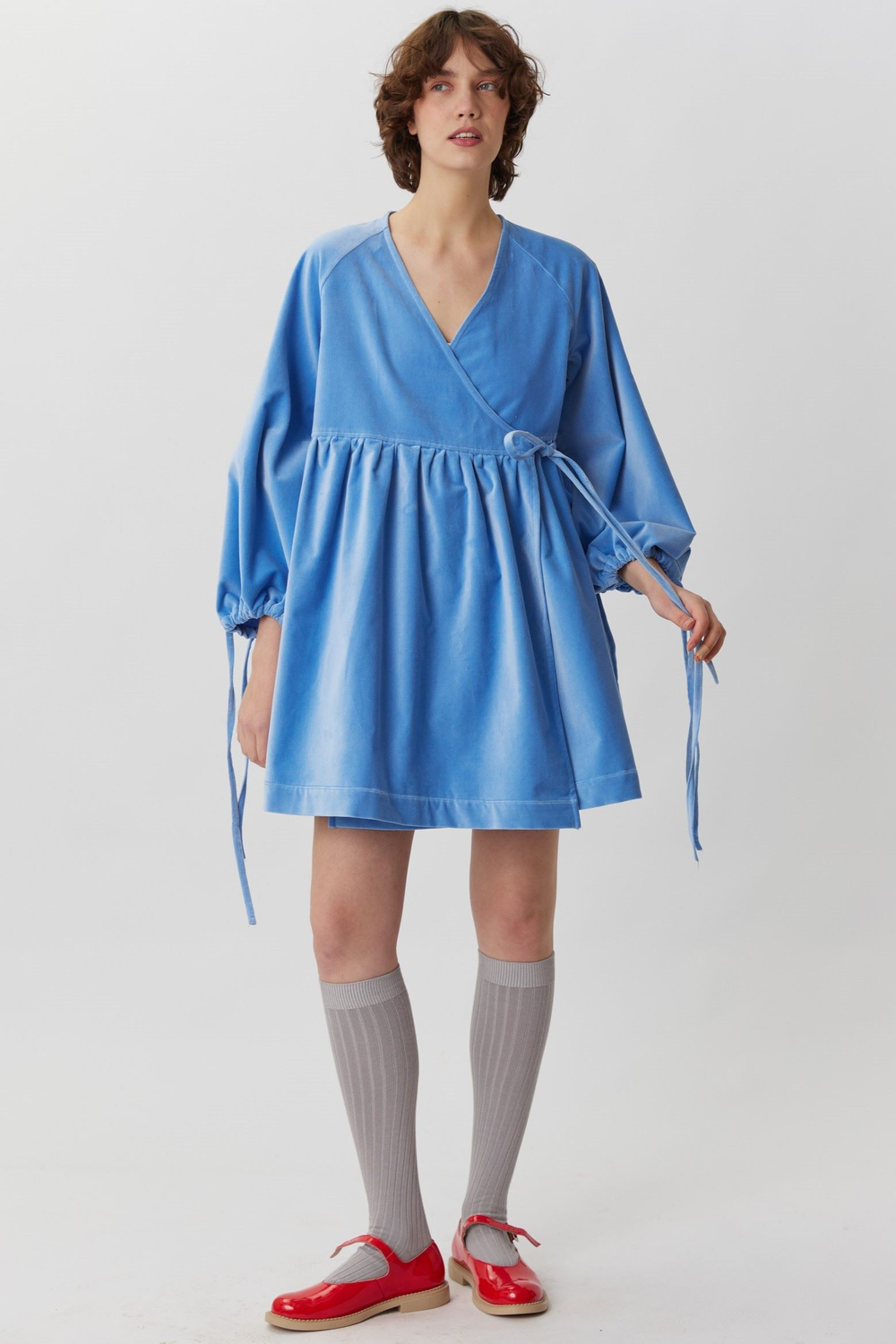 Платье на запах с широкими рукавами длины мини из голубого бархата