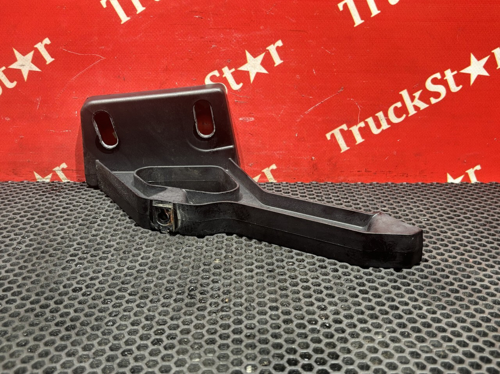 Кронштейн солнцезащитного козырька левый