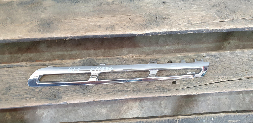 Молдинг решетки радиатора Mercedes GL GLS (X166) 15-19 Б/У Оригинал A1668881985